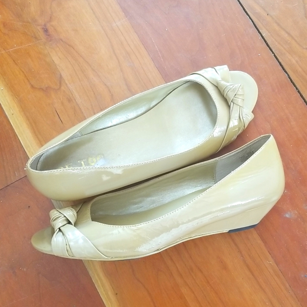 Me Too Sage patent leather kitten wedge peep toe w Bow 8.5